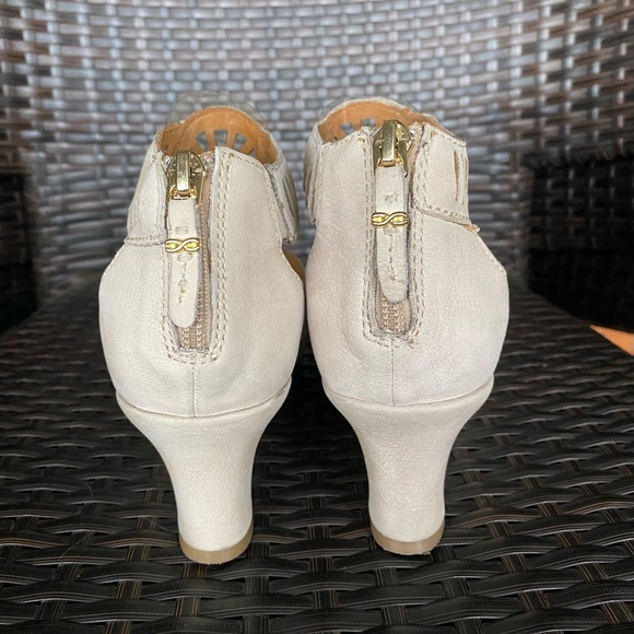 Suede Wedges by Earthics. Size 8.5 - Picture 4 of 8